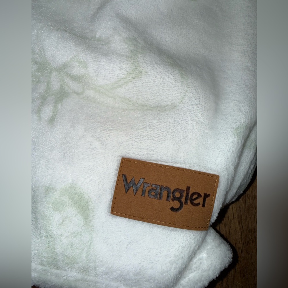 NEW WRANGLER OVERSIZED ULTRA PLUSH THROW 60x70 WHITE PALE SAGE GREEN HATS BOOTS - Picture 2 of 11